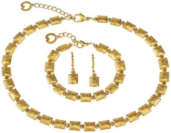 Goldkette, Armband und Ohrringe mit eingravierten rechteckigen Perlen, die in einem dekorativen Muster angeordnet sind.