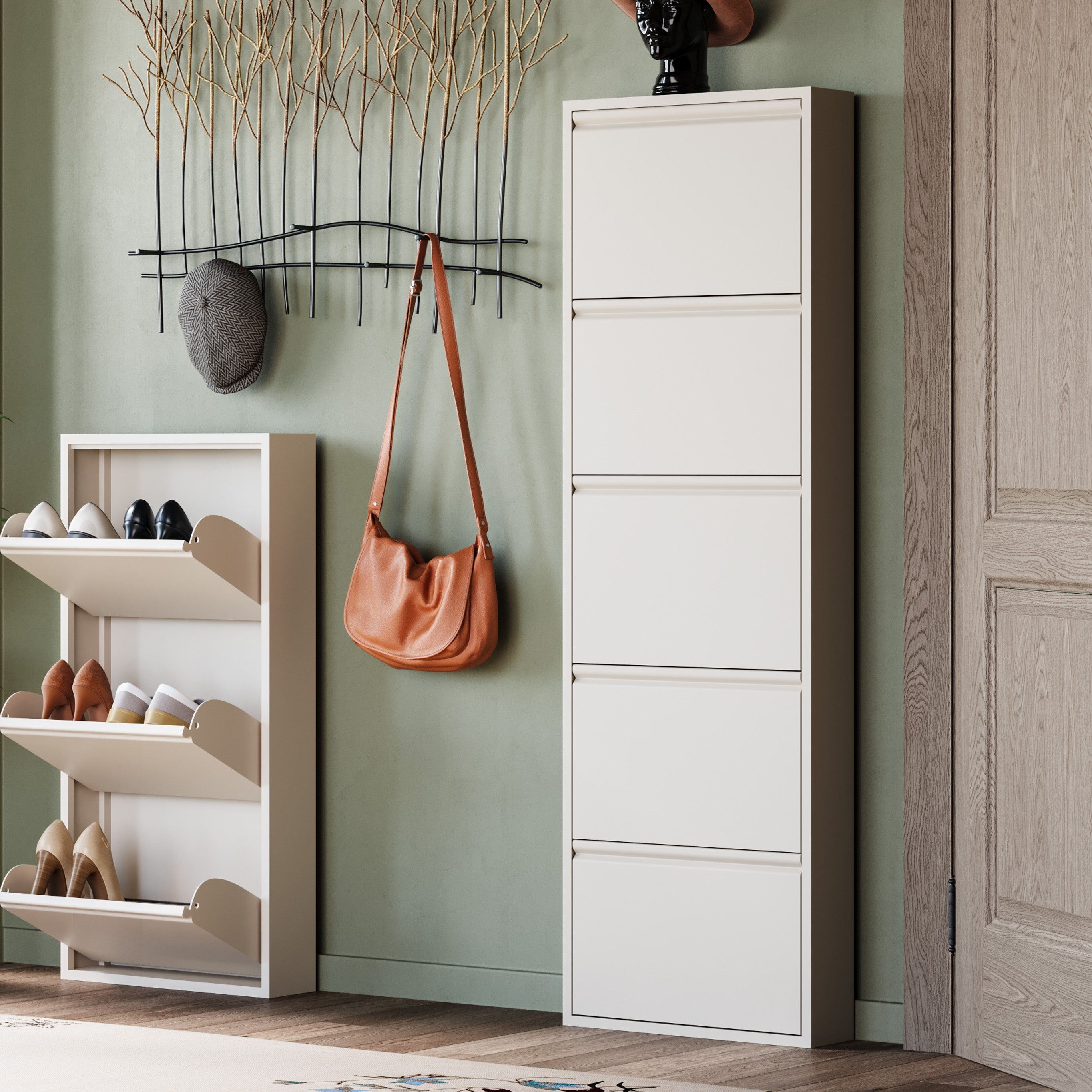 Moderner Flur mit weißen Schuhschränken, einer hängenden orangefarbenen Tasche und Wanddekoration mit Zweigen und einem Hut.