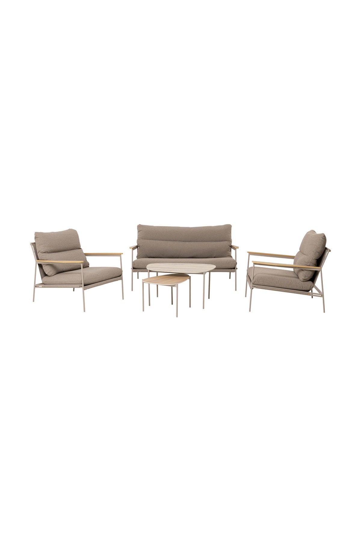 Ein modernes Outdoor-Möbelset mit einem beigen Sofa, zwei Sesseln und zwei quadratischen Beistelltischen auf weißem Hintergrund.
