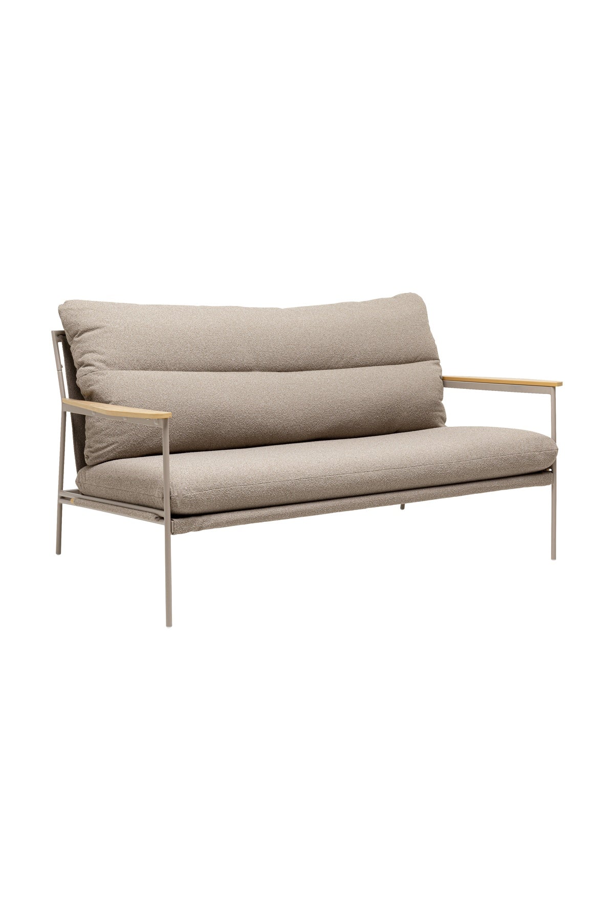 Ein modernes beigefarbenes Polstersofa mit dünnem Metallrahmen und Armlehnen aus Holz, fotografiert vor einem weißen Hintergrund.