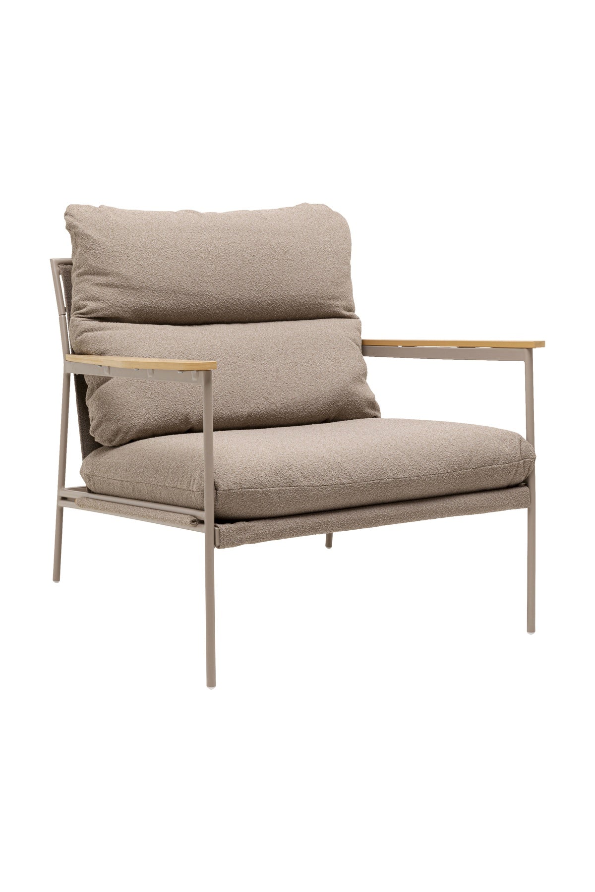 Ein moderner Loungesessel mit einem leichten Metallgestell, Armlehnen aus Holz und einer dicken, beigefarbenen Polsterung von Sitz und Rückenlehne.