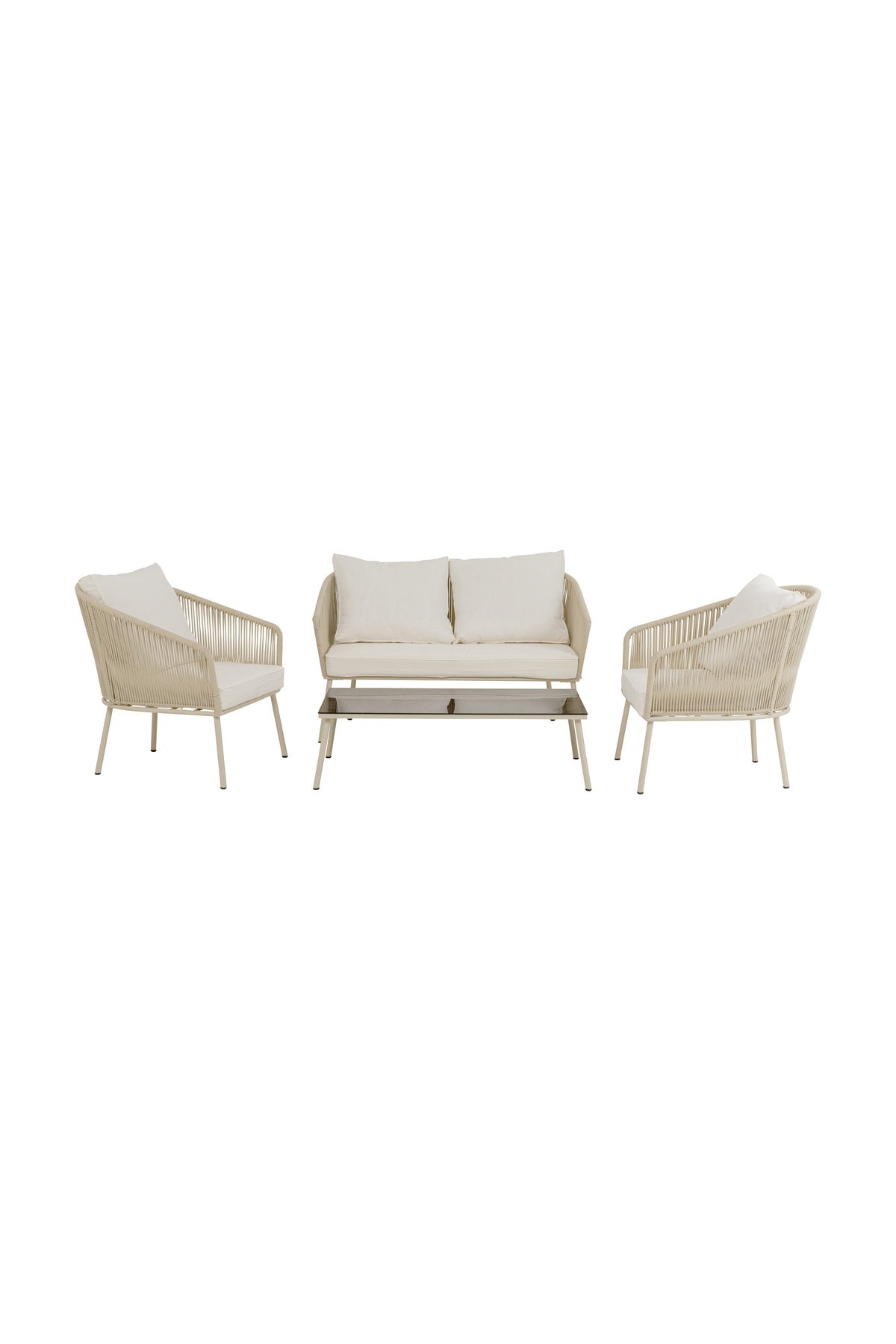 Dreiteiliges beigefarbenes Outdoor-Möbelset mit zwei Sesseln, einem Zweisitzer-Sofa und einem rechteckigen Tisch, alle mit geflochtenem Design und minimalistischen Kissen.
