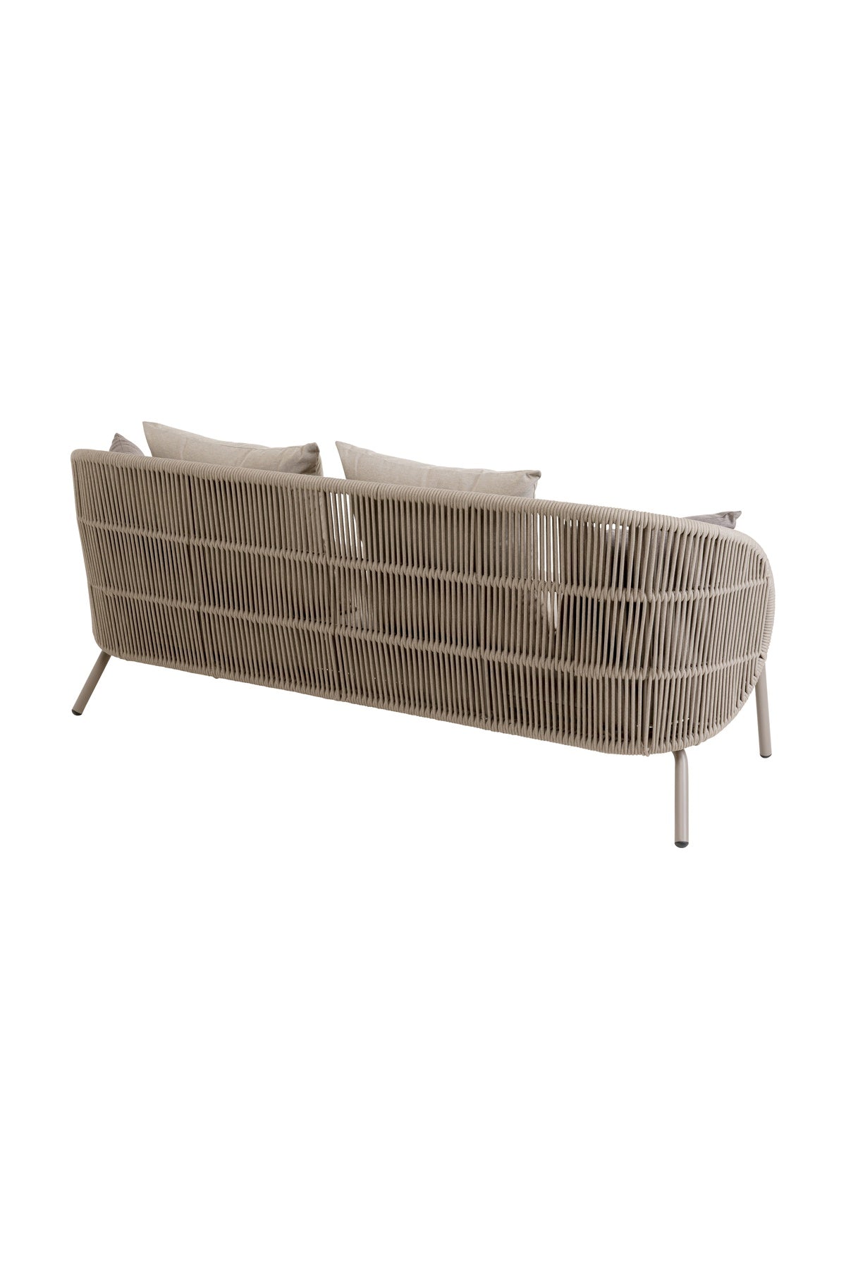 Beigefarbenes Outdoor-Sofa mit drei Sitzkissen, von der Rückseite aus gesehen, mit geflochtenem Seil und angewinkelten Beinen.
