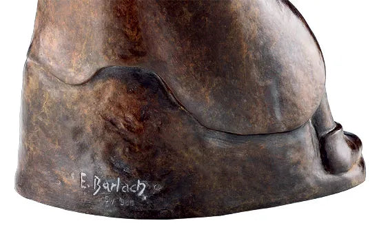 Bronzeskulptur mit eingravierter Signatur von E. Barlachs auf der strukturierten Oberfläche.