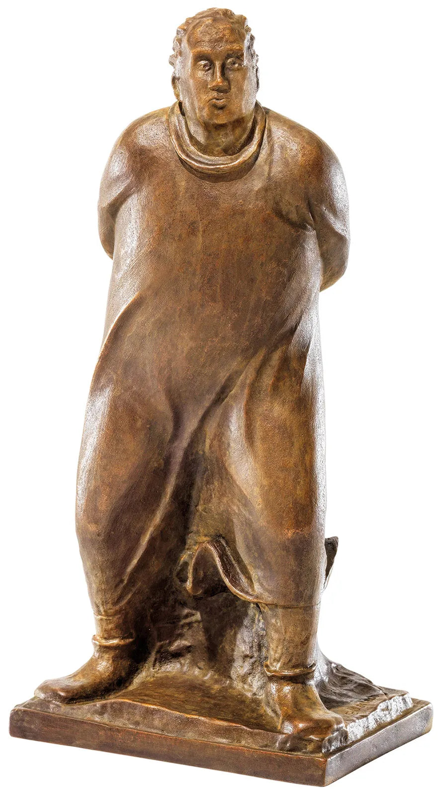Bronzeskulptur einer stämmigen Person, die mit den Händen hinter dem Rücken auf einem rechteckigen Sockel steht.