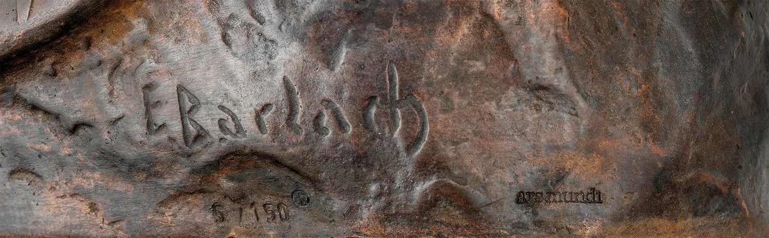 Nahaufnahme von eingravierten Unterschriften und Markierungen auf einer strukturierten, bräunlichen Metalloberfläche.