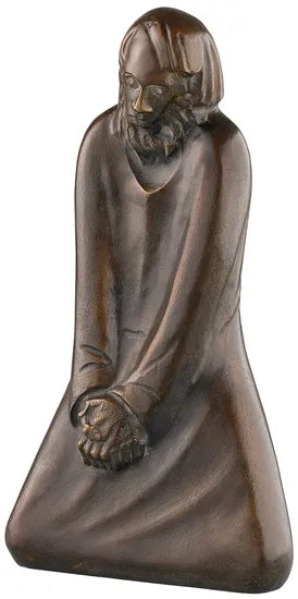 Bronzeskulptur einer knienden Figur mit gefalteten Händen und düsterem Gesichtsausdruck.