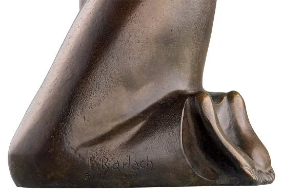 Nahaufnahme einer Bronzeskulptur mit einem knienden Bein und dem eingravierten Namen Barlach.