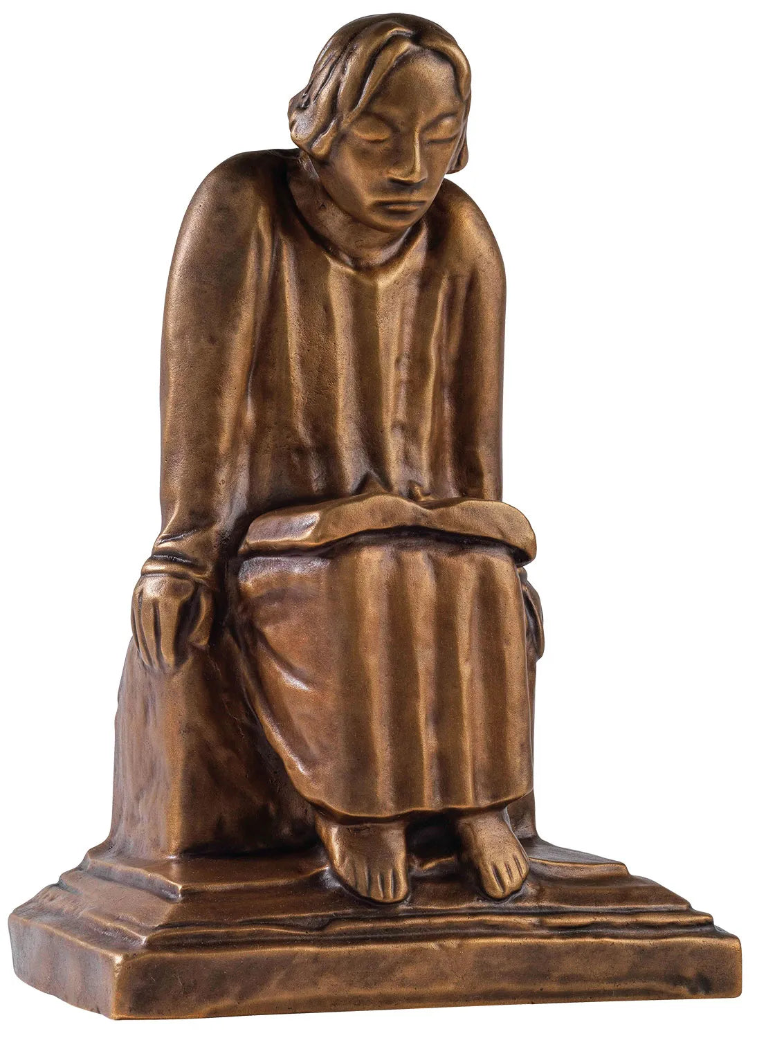 Bronzestatue einer sitzenden, barfüßigen Person mit niedergeschlagenen Augen, die Hände auf die Knie gestützt.