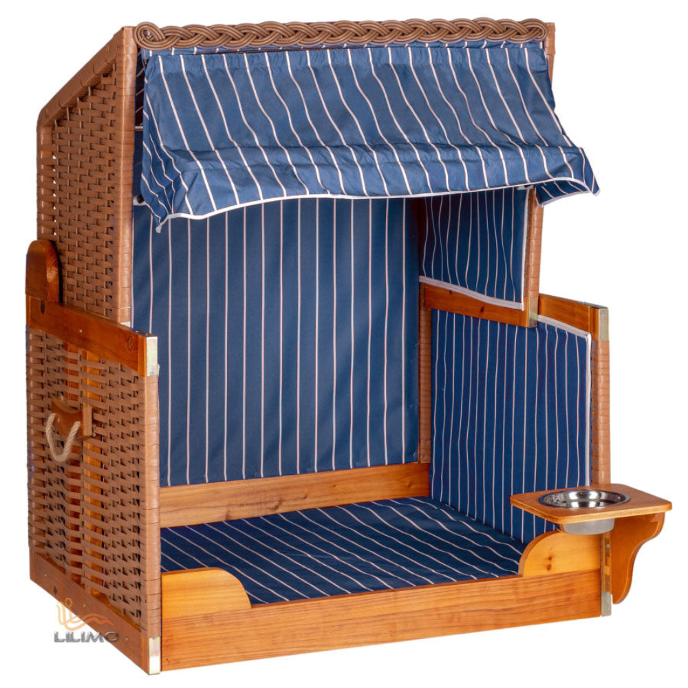 Ein Bett aus Weidengeflecht und Holz für Haustiere mit einem blau-weiß gestreiften Stoffhimmel, passenden Kissen und einem angebrachten Futter- oder Wassernapf aus Metall auf einem kleinen Holzregal.