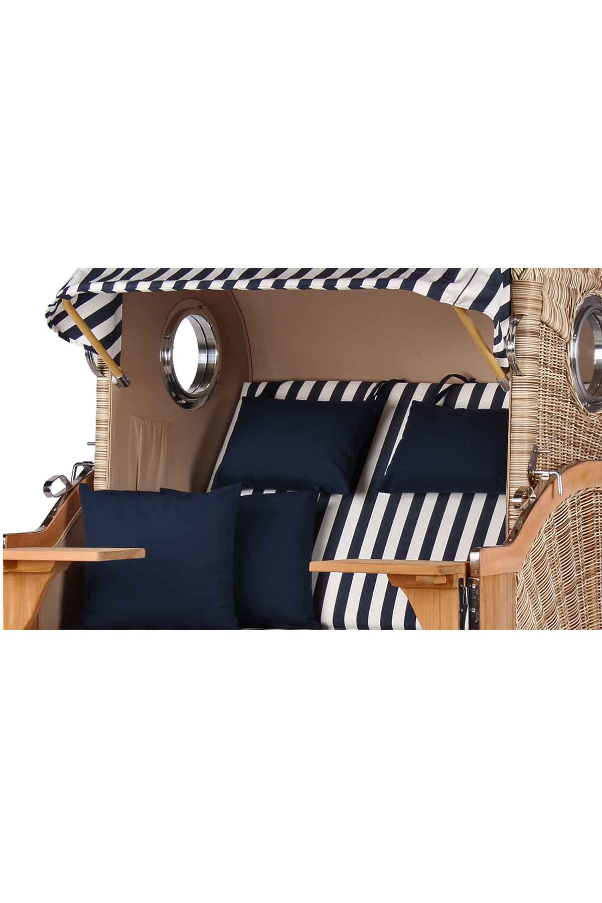 Seitenansicht eines Strandkorbs mit gestreiftem Baldachin, rundem Fenster und marineblauen Kissen, an denen Armlehnen und Tische aus Holz befestigt sind.