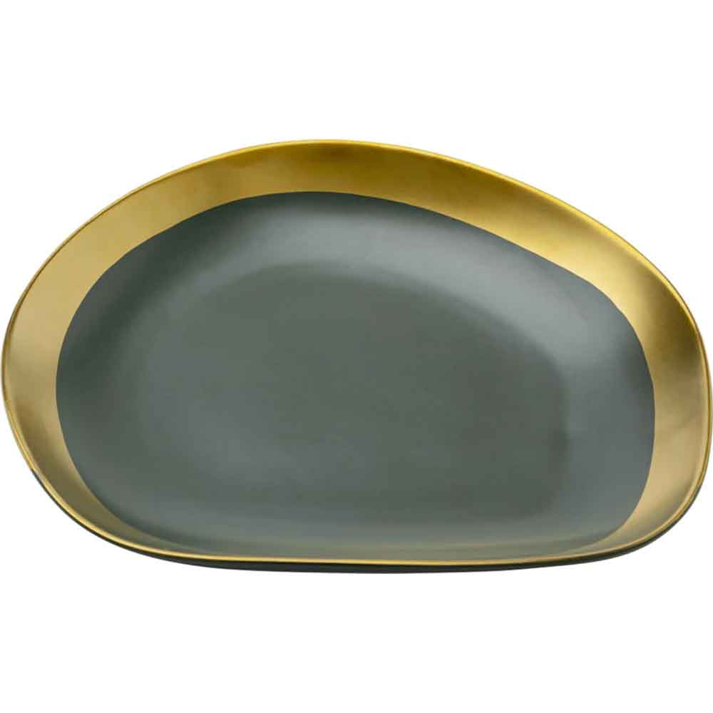 Asymmetrischer grauer Teller mit einem goldenen Metallrand auf weißem Hintergrund.