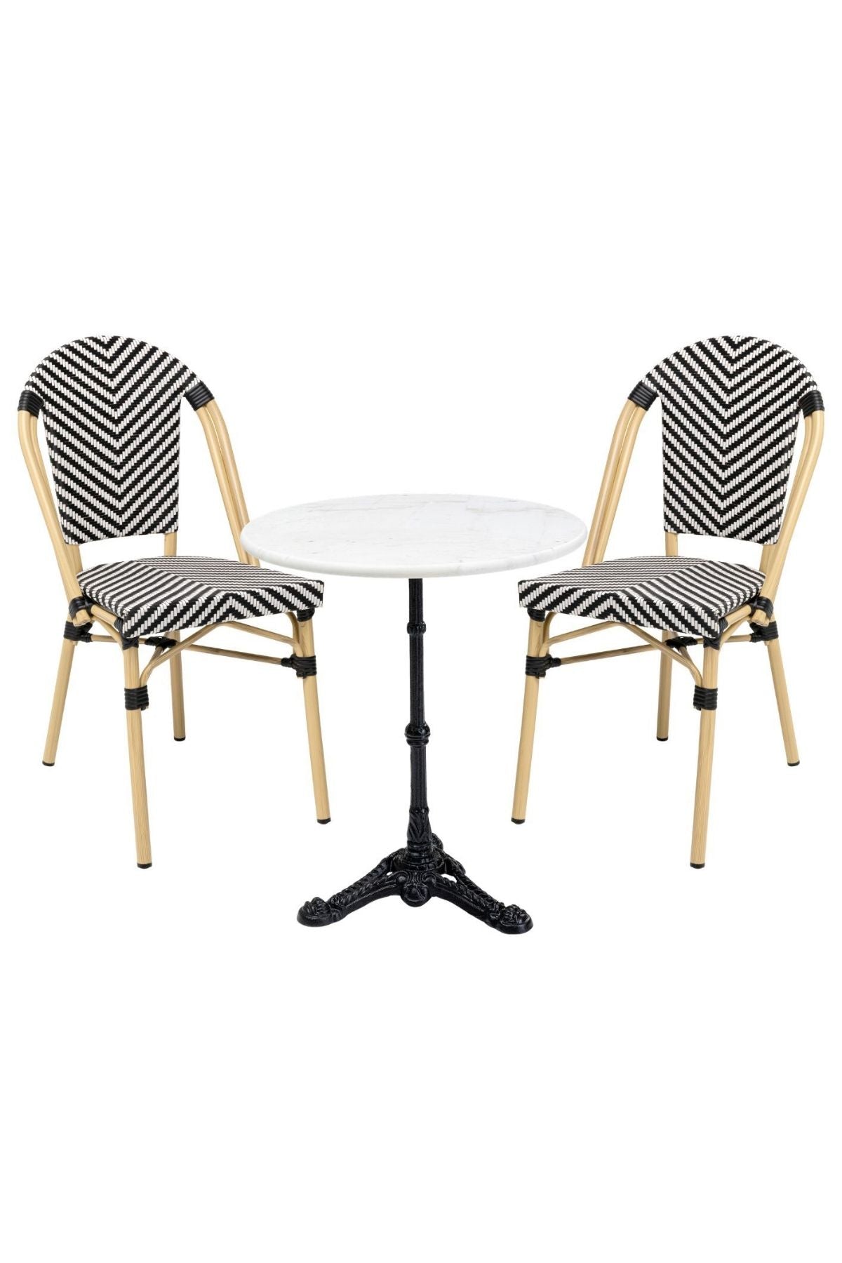 Zwei schwarz-weiße Stühle mit Chevron-Muster und hellem Holzgestell flankieren einen kleinen runden Tisch mit weißer Marmorplatte und schwarzem, verschnörkeltem Metallsockel.