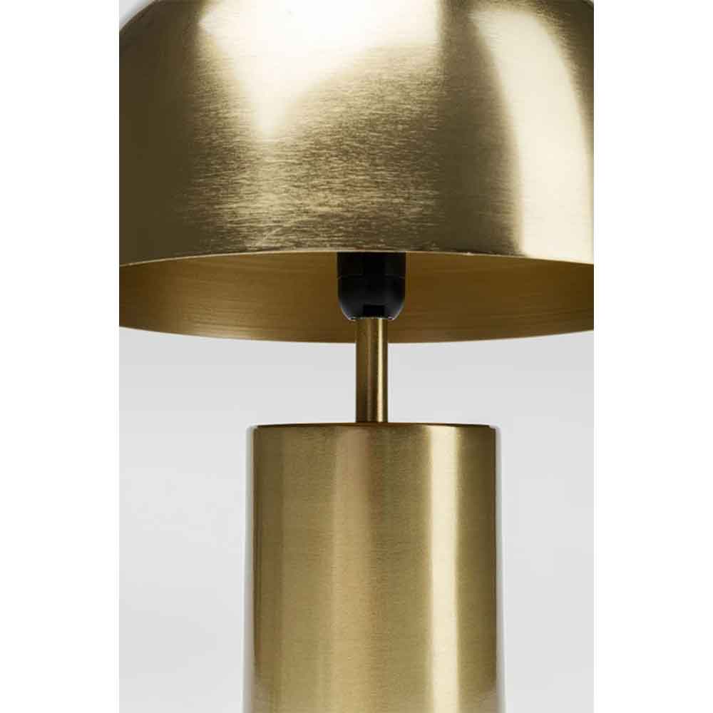 Nahaufnahme einer modernen Goldmetallic-Lampe mit zylindrischem Sockel und abgerundetem Schirm.