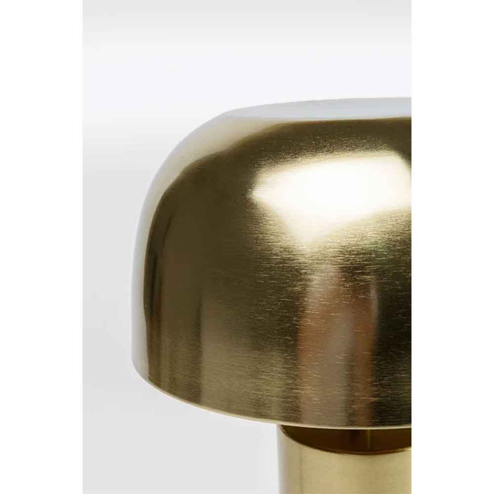 Nahaufnahme einer metallisch glänzenden, goldenen Lampe mit abgerundeter Spitze vor einem hellen Hintergrund.