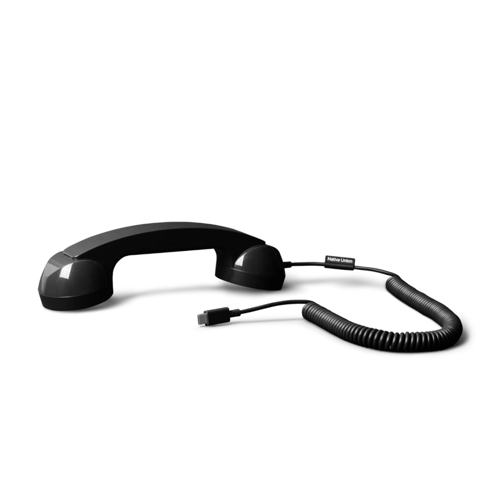 Ein schwarzer Telefonhörer im Retro-Stil mit einem gewundenen Kabel, das in einem USB-C-Anschluss endet, auf weißem Hintergrund.
