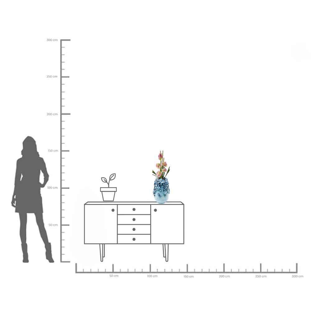 Silhouette einer Frau neben einer Anrichte mit einer Topfpflanze und einer Vase, mit Höhen- und Breitenmaßstab.