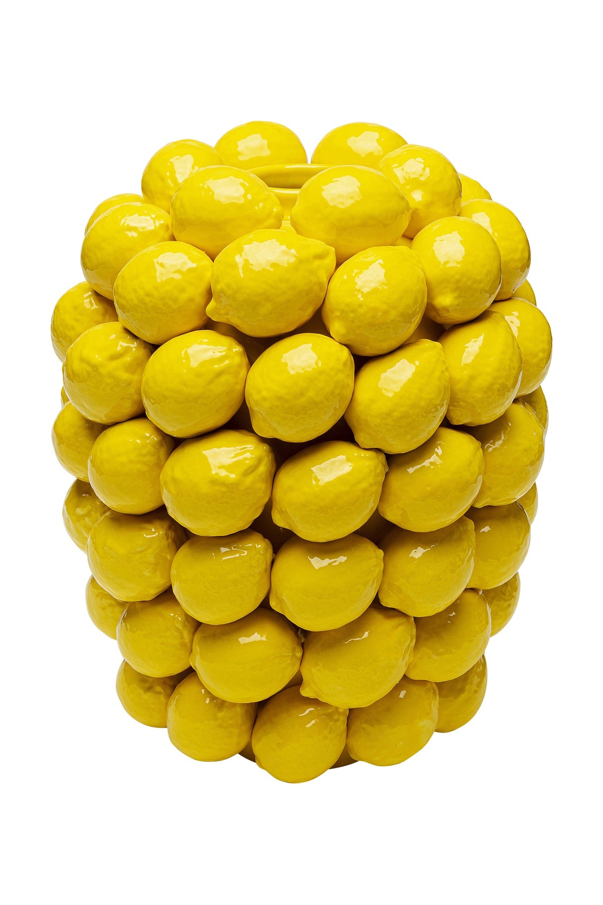 Ein skulpturale Vase, die sich aus mehreren glänzenden, gelben Zitronenformen zusammensetzt, die dicht übereinander gestapelt sind und eine runde, zylindrische Struktur vor einem weißen Hintergrund bilden.