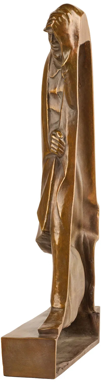 Bronzeskulptur einer stehenden, verhüllten Figur, die teilweise von einer geschwungenen vertikalen Form umgeben ist.
