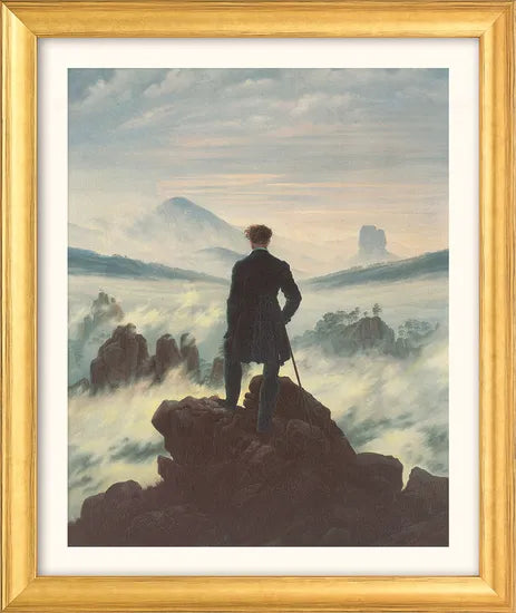 In Caspar David Friedrichs „Der Wanderer über dem Nebelmeer“ (1818), präsentiert in einem Goldrahmen, steht ein Mann in Schwarz auf einer Felsklippe und überblickt eine neblige Berglandschaft.