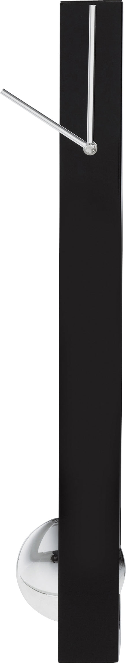 Moderne, minimalistische schwarze Wanduhr mit silbernen Zeigern und silbernem Halbkugelsockel, in der Seitenansicht.