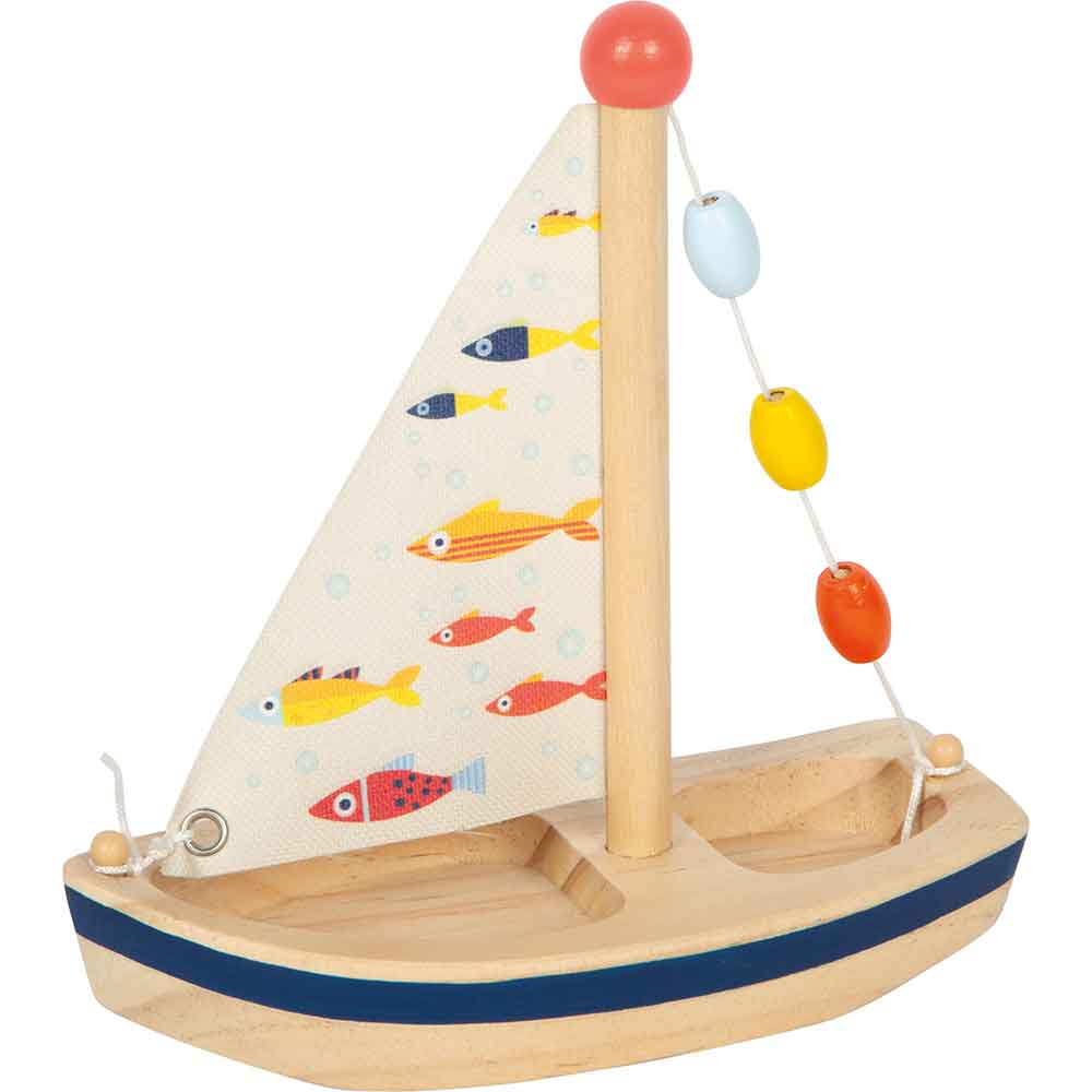Holzspielzeug-Segelboot mit einem verzierten Segel mit bunten Fischen und einer Kette aus großen blauen, gelben und orangefarbenen Perlen, die am Mast befestigt sind.