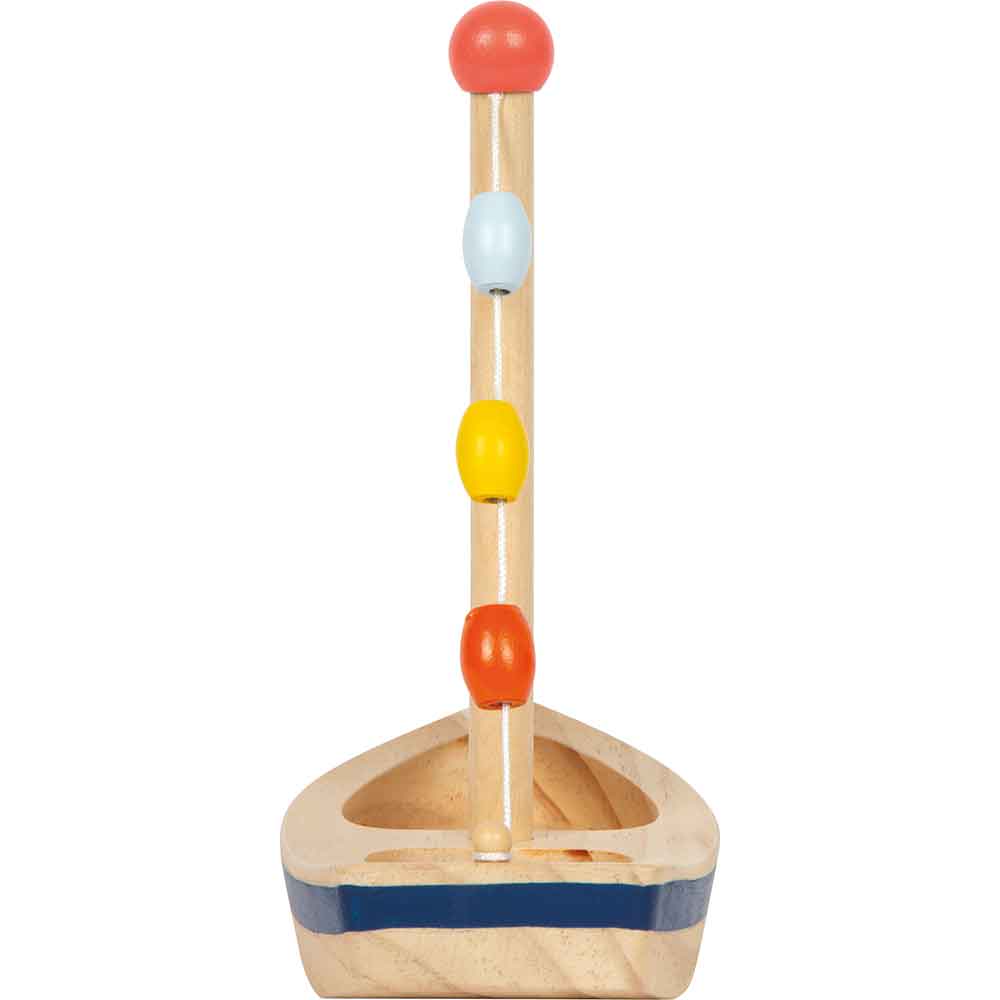 Holzspielzeug-Segelboot mit blauem Sockel und senkrechtem Mast, auf dem fünf bunte Perlen in den Farben Rot, Blau, Gelb und Orange gestapelt sind.
