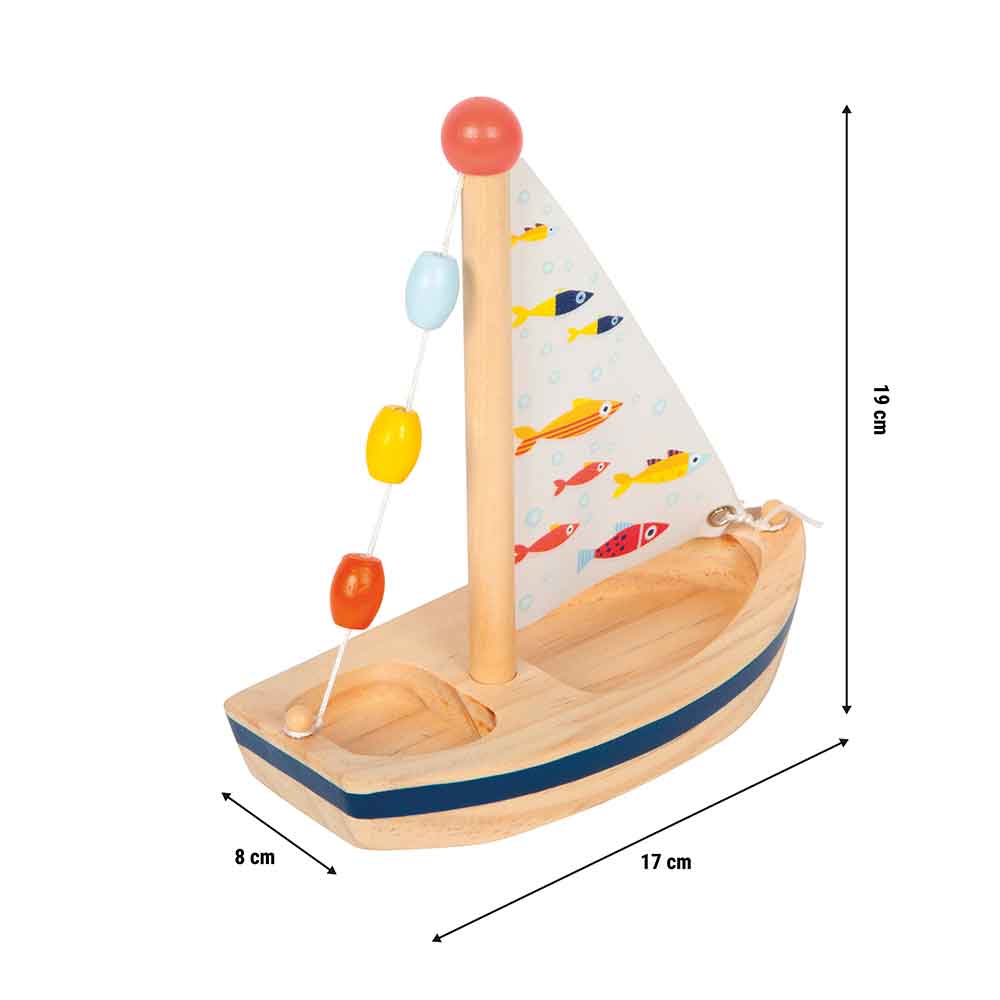 Spielzeug-Segelboot aus Holz mit bunten Perlen am Mast, einem bemalten Segel mit Fischen und den Maßen 19 cm hoch, 17 cm lang und 8 cm breit.