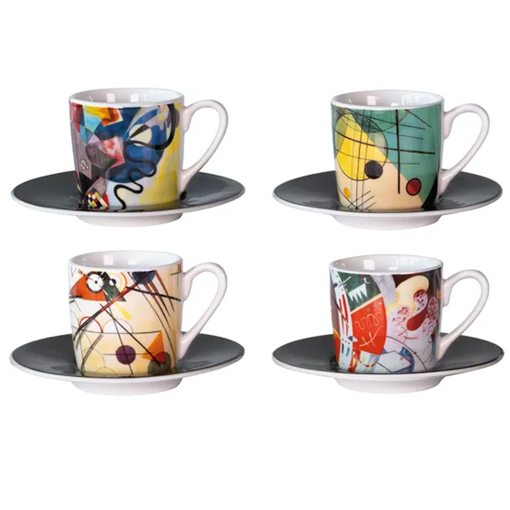 Vier Espressotassen mit passenden Untertassen, jede mit einem einzigartigen abstrakten bunten Design.