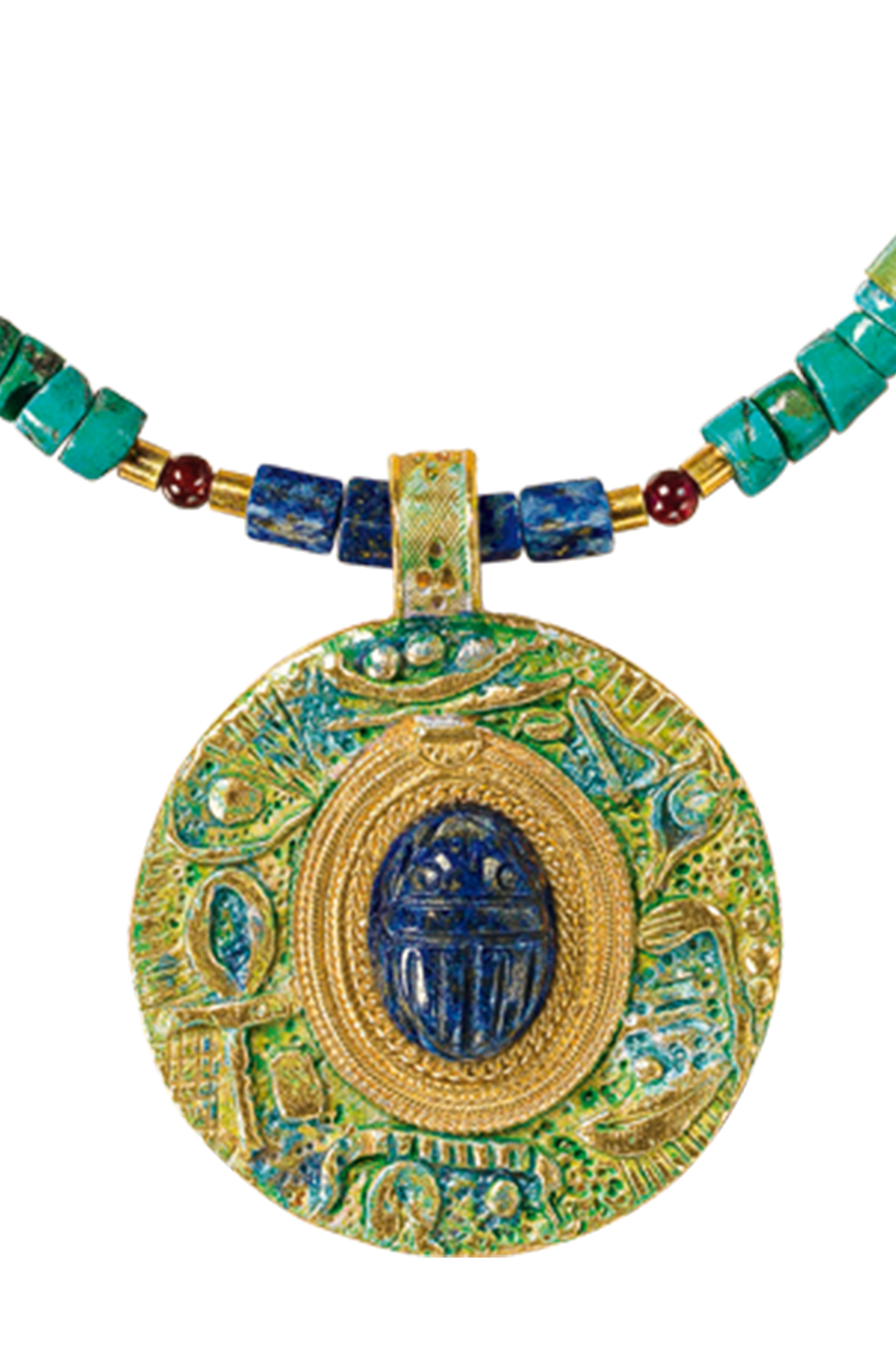 Anhänger der Kette im Detail: In Gold und Blau mit einem altägyptischen Skarabäus.