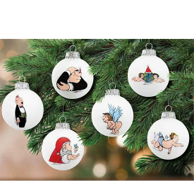 Sechs gläserne Weihnachtskugeln aus dem Loriot-Set, jede mit einem einzigartigen Künstlermotiv versehen, hängen gemeinsam an einem grünen Ast.