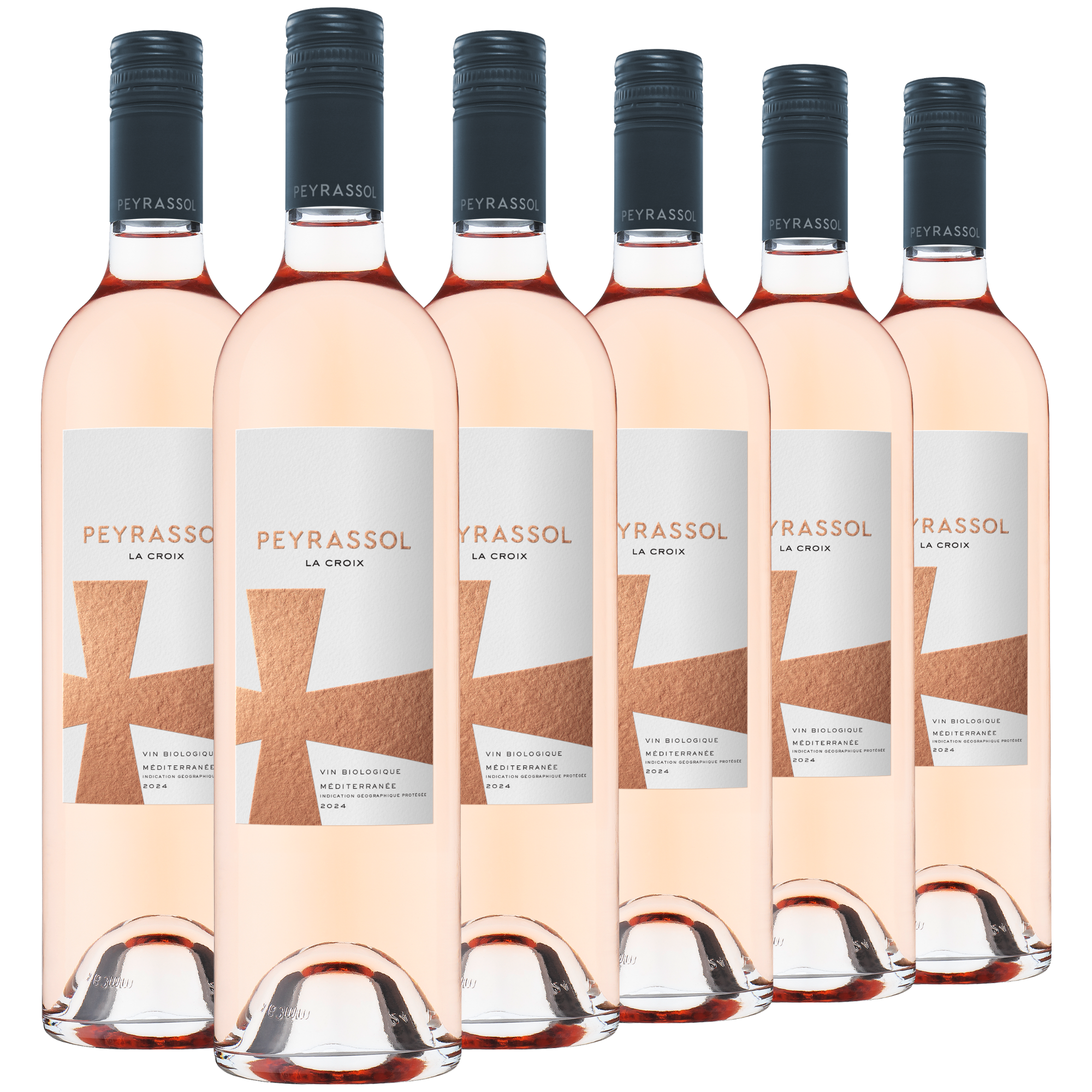 Sechs Flaschen Peyrassol La Croix Rosé-Wein sind in zwei Reihen angeordnet; sie stehen aufrecht, die Etiketten zeigen nach vorne, vor einem weißen Hintergrund.