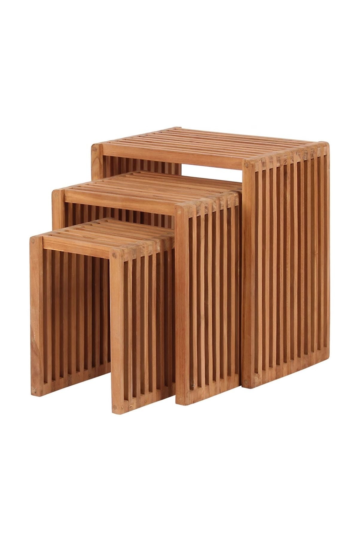 Drei ineinander stapelbare Holztische mit Lattenwänden und -platten sind übereinander gestapelt, wobei ihre Größe von hinten nach vorne abnimmt.