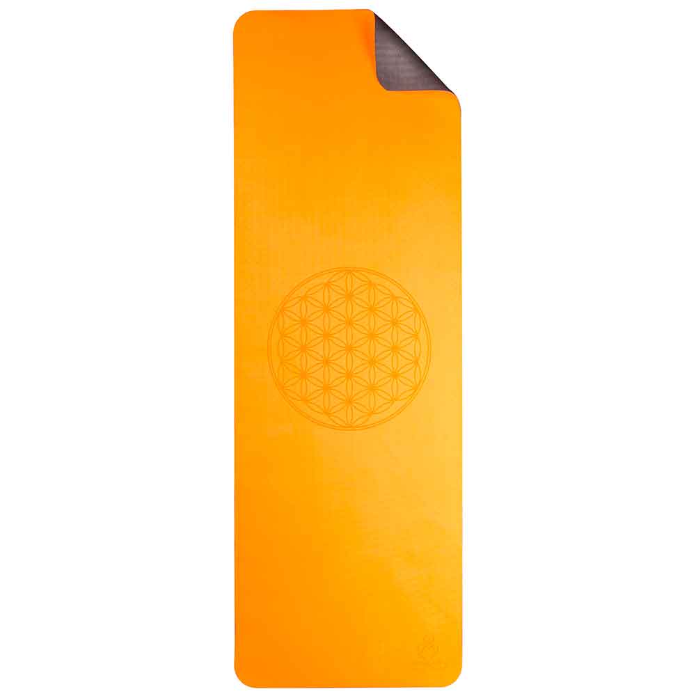 Eine orangefarbene Yogamatte mit einem geometrischen Blumenmuster und einer Ecke, die so gefaltet ist, dass eine graue Unterseite sichtbar wird.