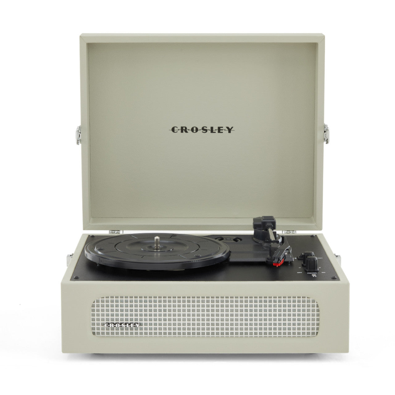 Ein Crosley Voyager-Plattenspieler in Sandgrau mit geöffnetem Deckel, der den Plattenteller und die Bedienknöpfe zeigt.