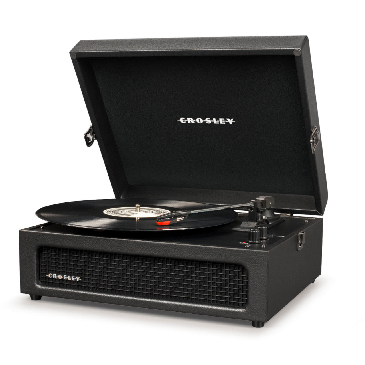 Der Crosley Voyager Plattenspieler in Schwarz ist mit geöffnetem Deckel abgebildet, während er eine Vinyl-Schallplatte auf dem Plattenteller dreht.
