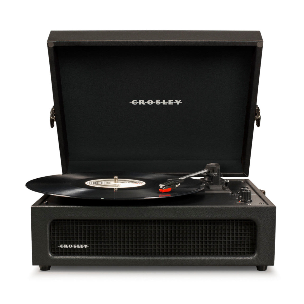 Der Crosley Voyager Plattenspieler in Schwarz ist mit geöffnetem Deckel beim Abspielen einer Schallplatte abgebildet.