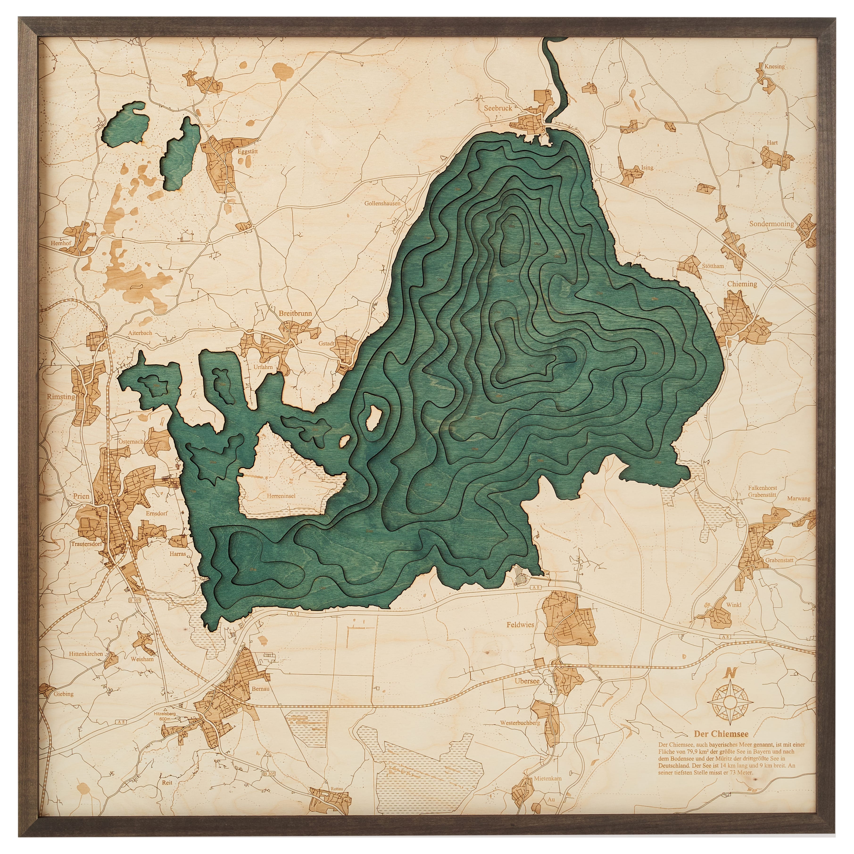 Gerahmte topografische Karte, die einen großen grünen See mit Höhenlinien und umliegenden hellbraunen Landflächen zeigt.
