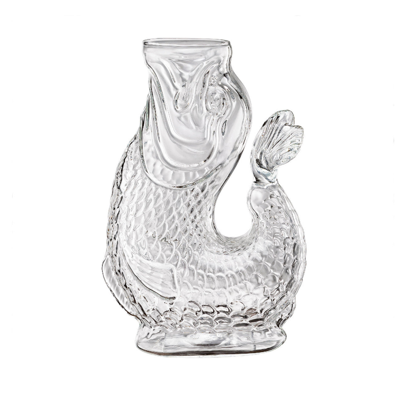 Die Wasserkaraffe NEMO – Transparent ist eine klare Glasvase in Form eines aufrecht stehenden Fisches mit detaillierten Schuppen und Flossen.