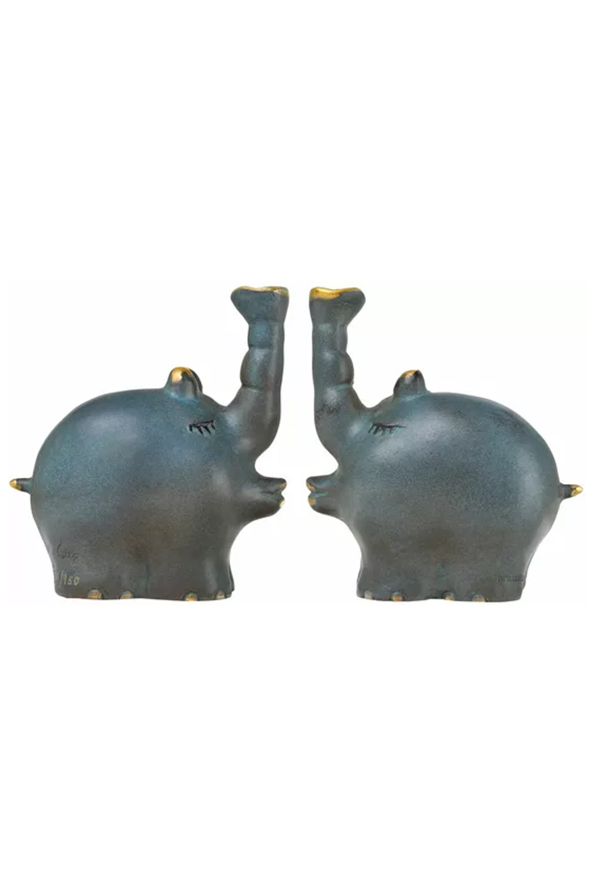 Zwei stilisierte Elefantenskulpturen aus Bronze „Ottifant – in Love – Jubiläums-Edition“ von Otto Waalkes, einander zugewandt mit erhobenen Rüsseln und goldenen Akzenten an Ohren und Rüsseln.