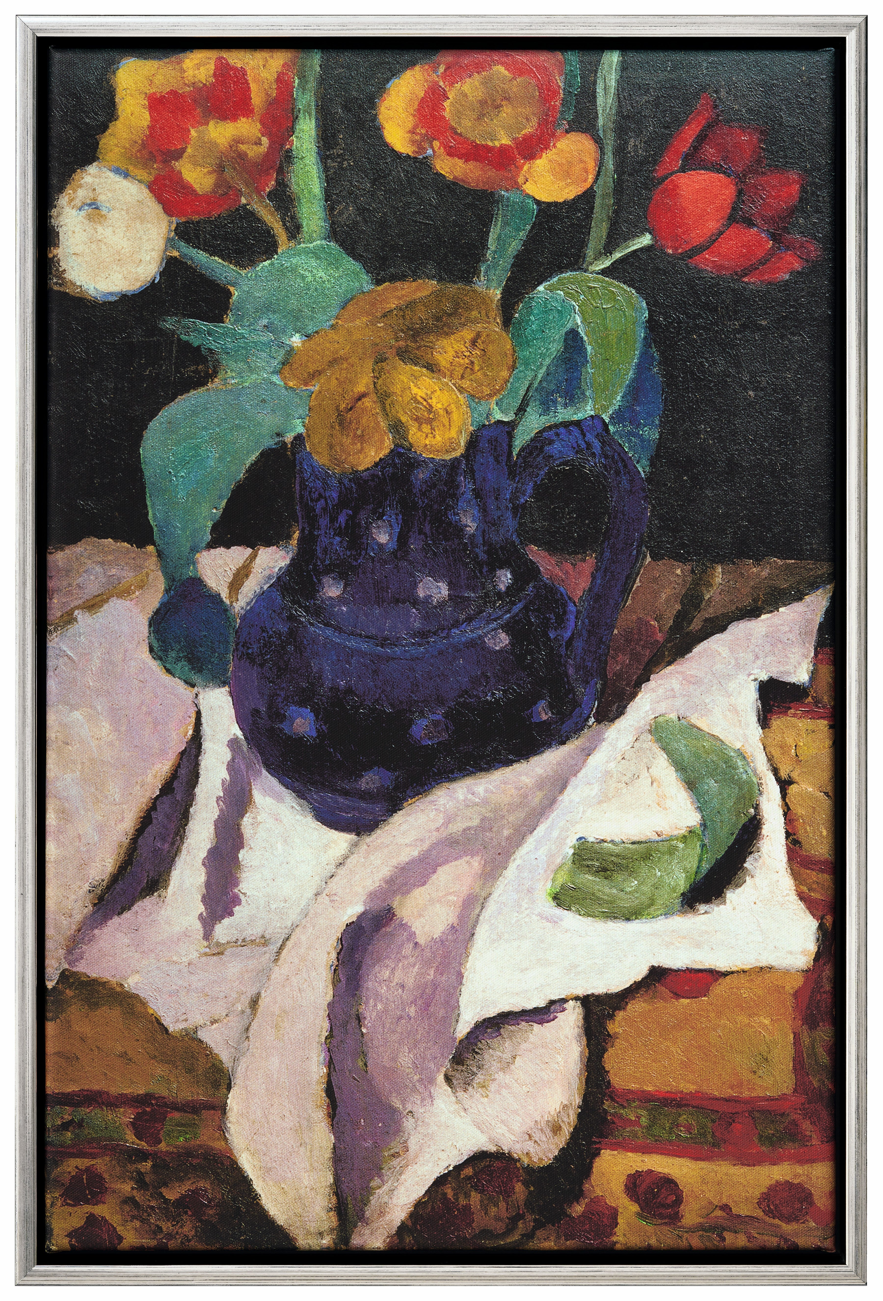 Ein Stillleben, das einen dunkelblauen Krug mit roten, gelben und weißen Blumen auf einem gemusterten Tuch mit einer grünen Fruchtscheibe vor einem dunklen Hintergrund zeigt.