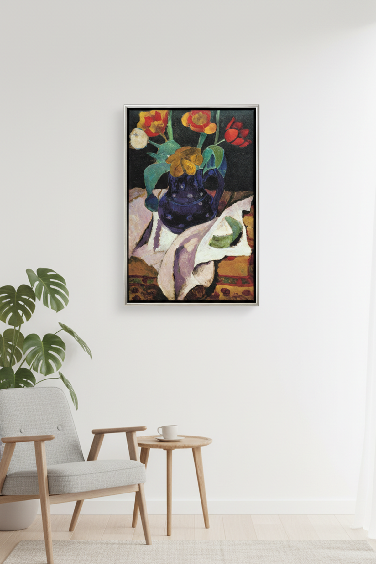 Ein gerahmtes Stillleben mit Blumen in einer Vase hängt an einer weißen Wand über einem Holzstuhl, einem kleinen runden Tisch und einer Topfpflanze in einem minimalistischen Raum.