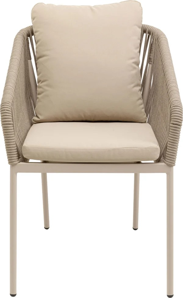Der Stuhl Cyprus Beige verfügt über ein beiges Kissen, einen Aluminiumrahmen, seilumwickelte Armlehnen aus Polypropylen und ein passendes Rückenkissen, das von vorne vor einem schlichten Hintergrund abgebildet ist.