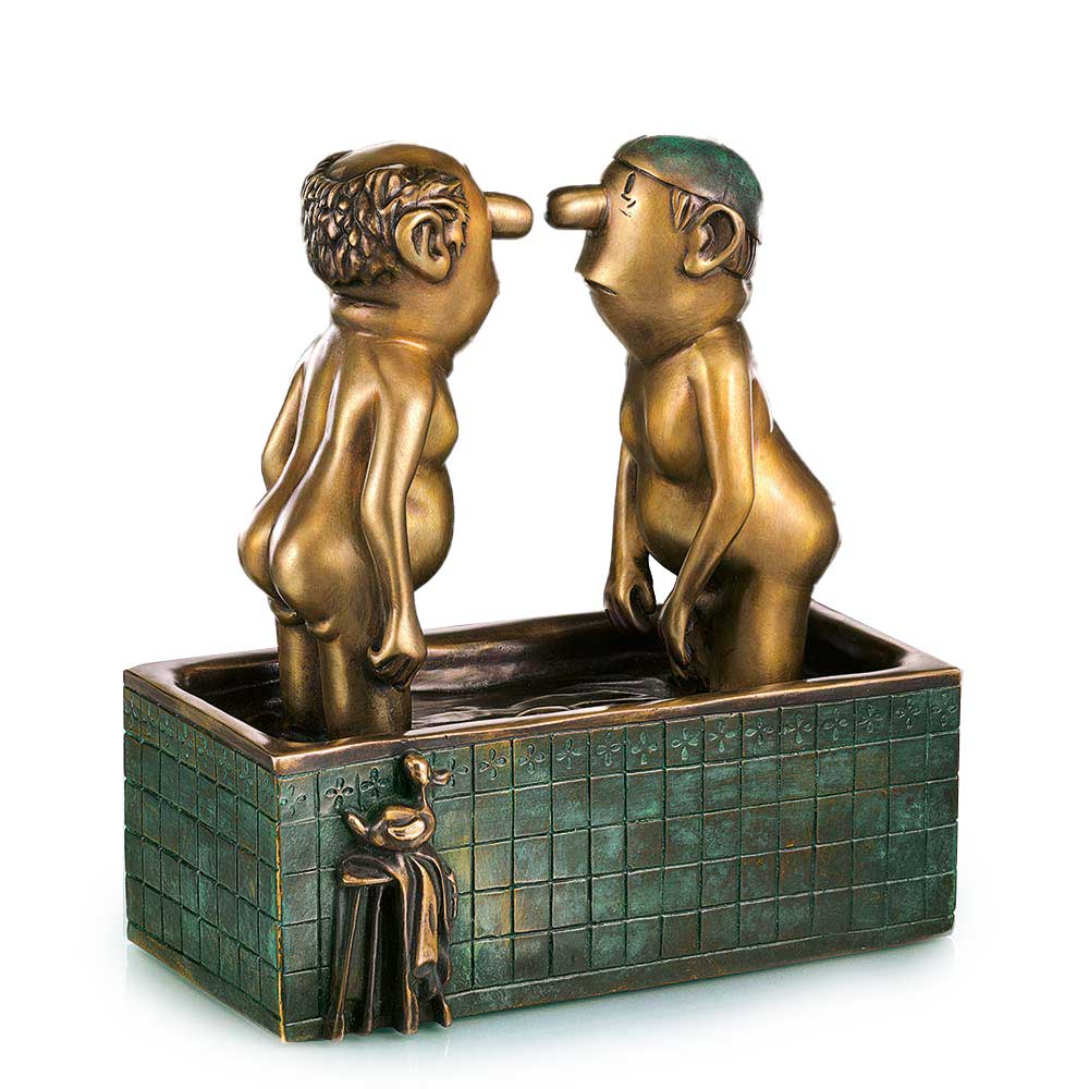 Bronzeskulptur zweier cartoonhafter, nackter Männer, die sich in einer gefliesten rechteckigen Badewanne gegenüberstehen.
