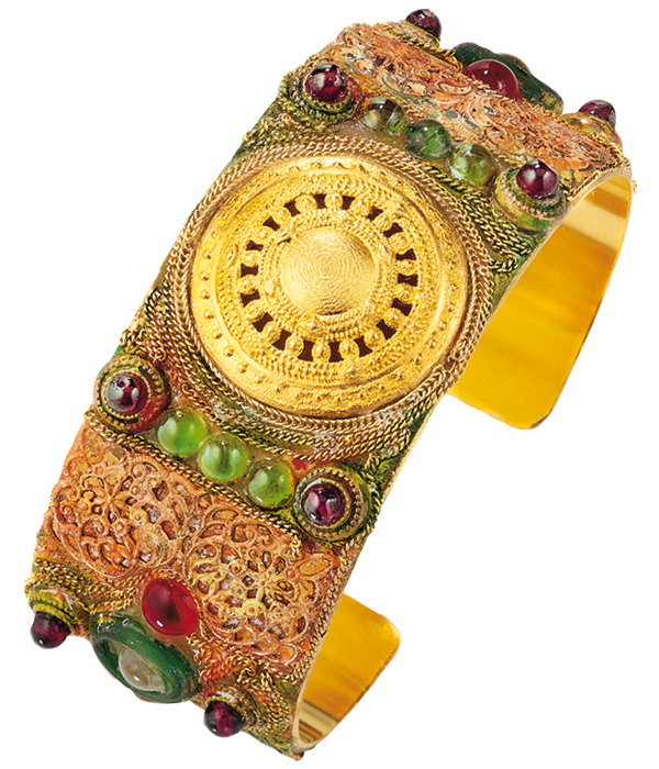 Verziertes goldenes Armreifarmband mit aufwendiger Filigranarbeit, grünen und roten Edelsteinen und detailliertem Mitteldesign.