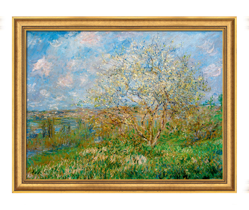 Impressionistisches Gemälde eines blühenden Baums auf einer Wiese unter blauem Himmel mit Wolken, in einem goldenen Rahmen.