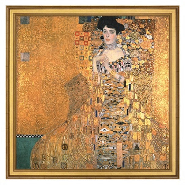 Eine Frau in einem verzierten goldenen Kleid steht vor einem goldgemusterten Hintergrund in einem gerahmten Gemälde.
