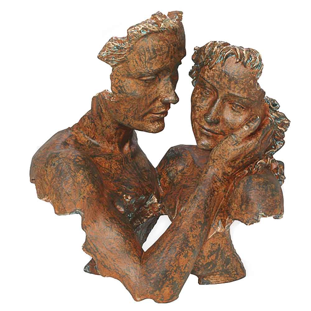 Bronzeskulptur zweier abstrakter Figuren, die sich umarmen, wobei eine sanft das Gesicht der anderen hält.