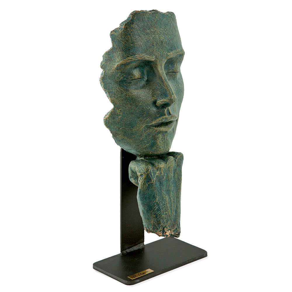 Bronzeskulptur eines heiteren Gesichts mit auf einer Hand ruhendem Kinn, montiert auf einem schwarzen Ständer.
