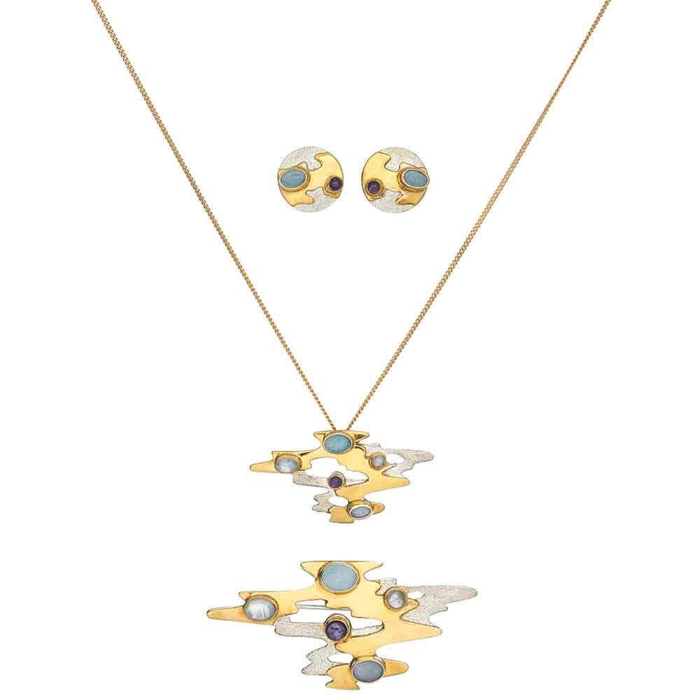 Goldenes Halsketten- und Ohrringset mit abstrakten Formen und blauen und violetten Edelsteinakzenten.